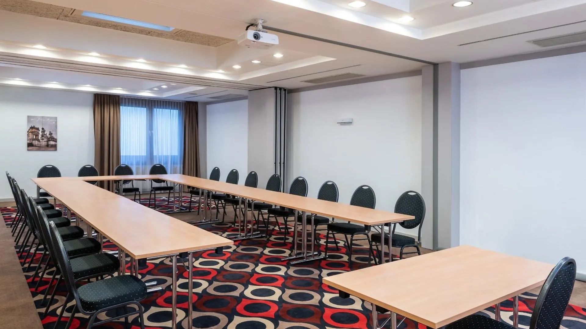 Hotel Leonardo Vienna Westbahnhof 4*,